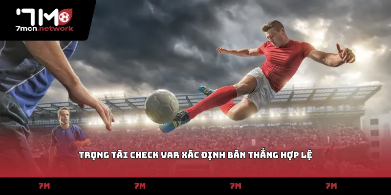 Trọng tài check Var xác định bàn thắng hợp lệ